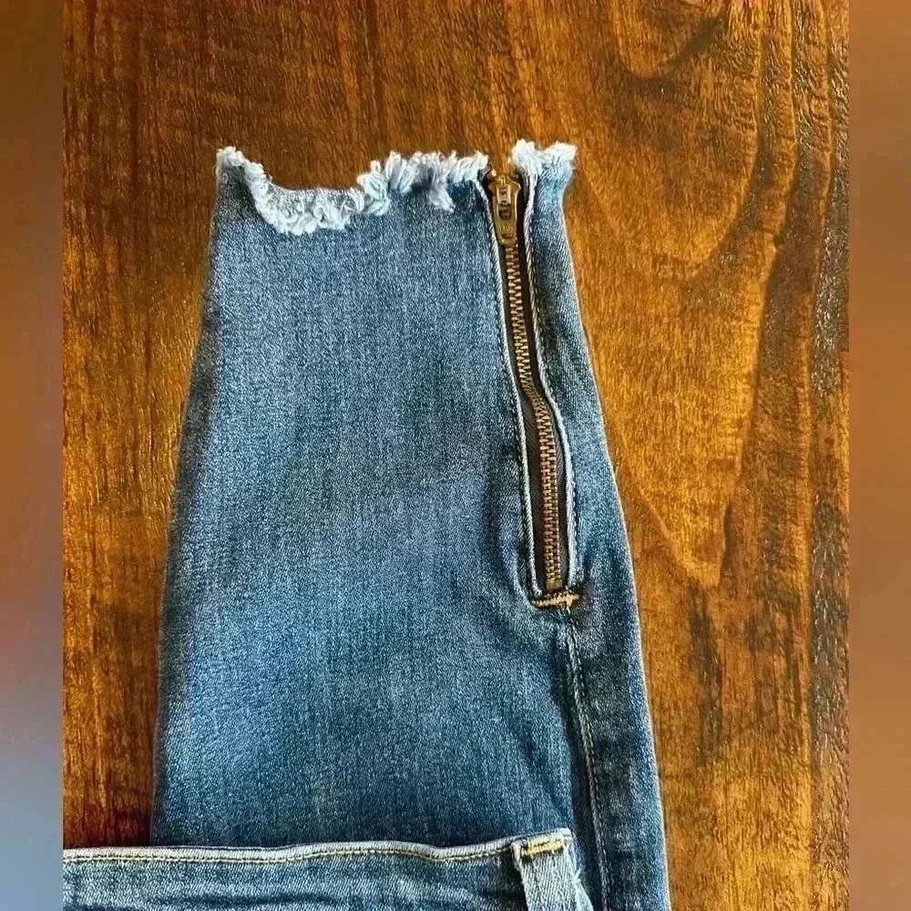 πJust Black | Distressed Slim Cropped Jeans with Raw Hems and Zippers at Ankles - Picture 4 of 7